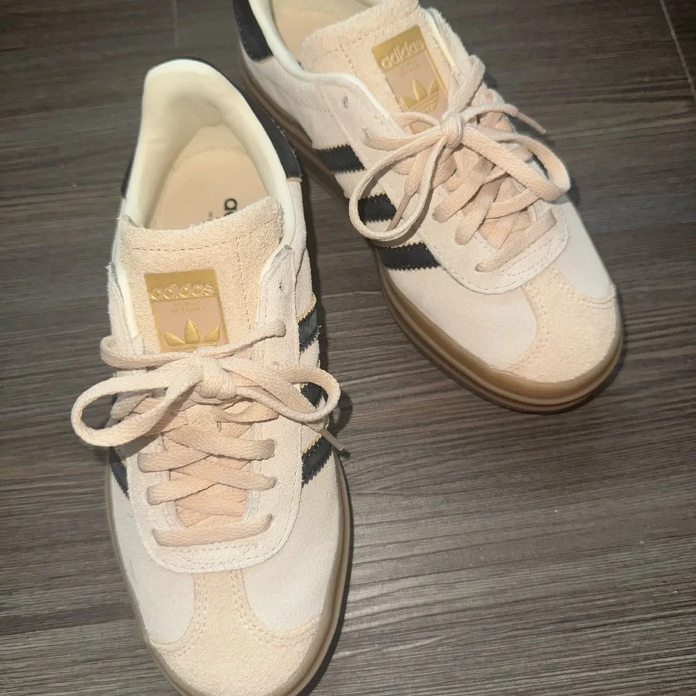 Adidas Gazelle Shoes
Size: 5 / Quantity: 1
Color: Cream White / Core Black / - Picture 2 of 5